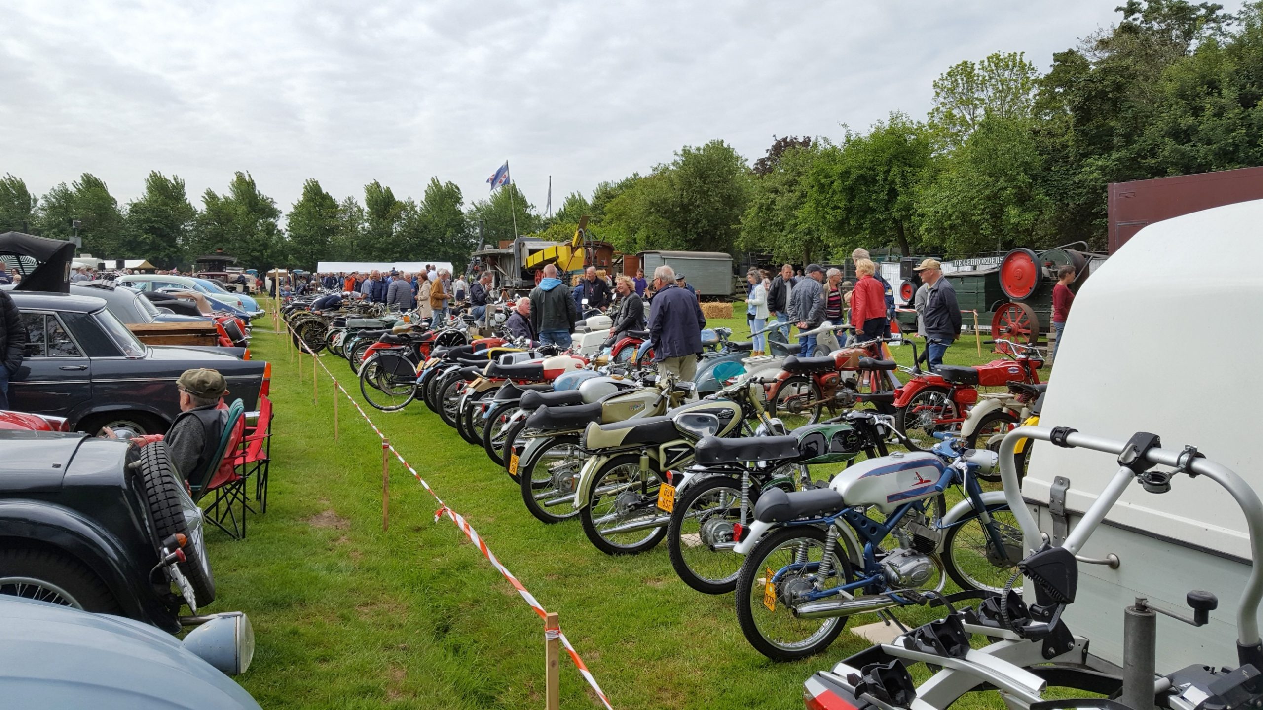 Historische voertuigen tijdens het evenement